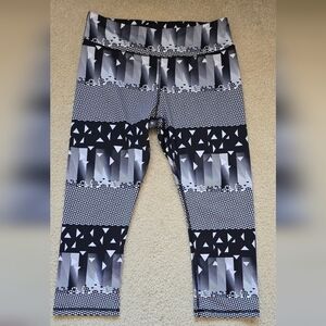 🌈Kyodan Cropped Capri Geometric Black Grey White Athletic Leggings Size Large